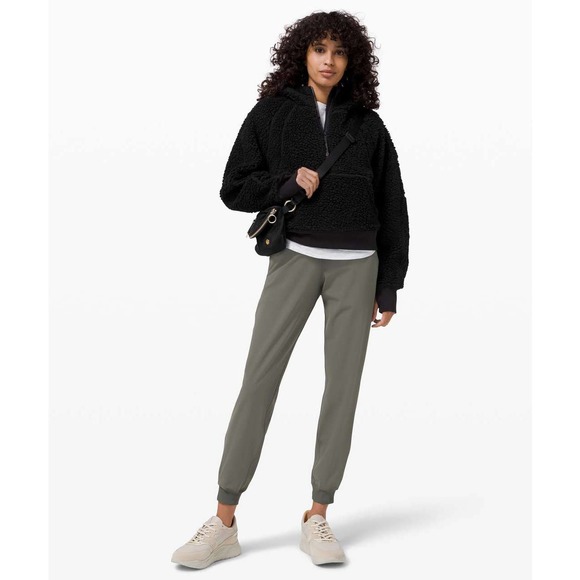SOLD Lululemon On The Fly Jogger 6 - Picture 1 of 10